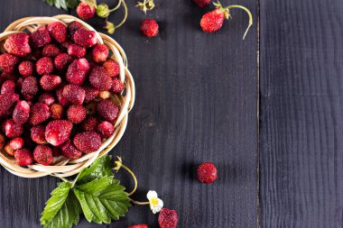 Ahşap arka plan üzerinde taze kırmızı Yaban çilekleri.