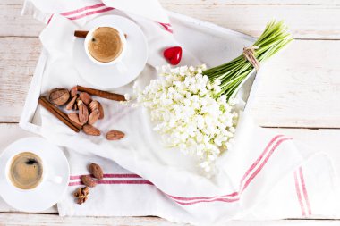 Espresso, kalp ve buket çiçek