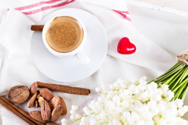 Espresso, kalp ve buket çiçek