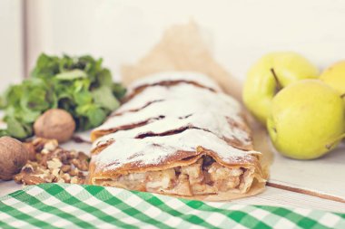 Elma ve fındık ile Strudel.