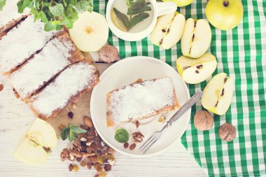 Elma ve fındık ile Strudel.