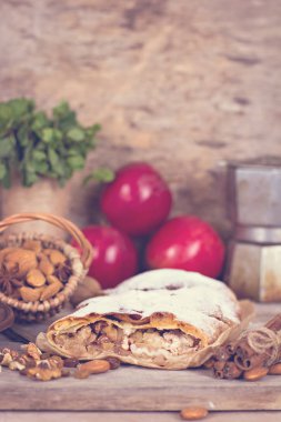 Elma ve fındık ile Strudel.