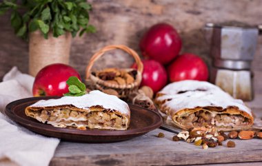 Elma ve fındık ile Strudel.