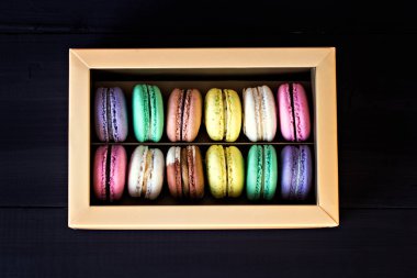 Çok renkli macaroons siyah bir arka plan.