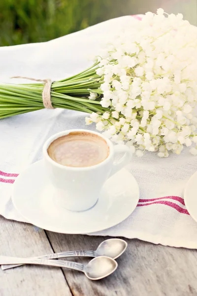 Espresso und Maiglöckchen — Stockfoto