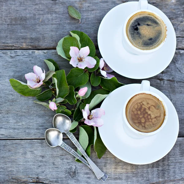 Espresso und Frühlingsblumen — Stockfoto