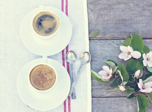 Café expresso e flores de primavera — Fotografia de Stock