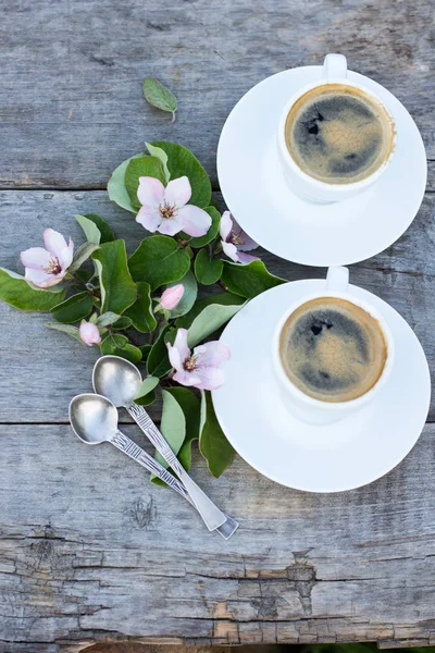 Espresso und Frühlingsblumen — Stockfoto