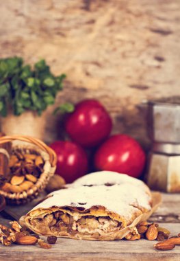 Elma ve fındık ile Strudel.