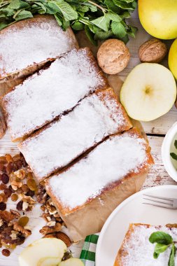 Elma ve fındık ile Strudel.