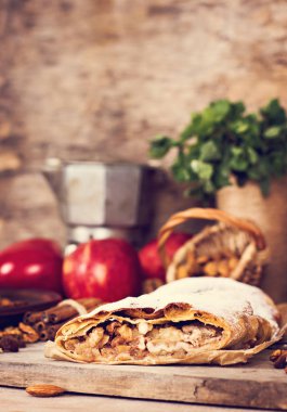 Elma ve fındık ile Strudel.