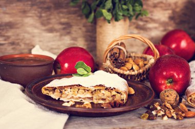 Elma ve fındık ile Strudel.