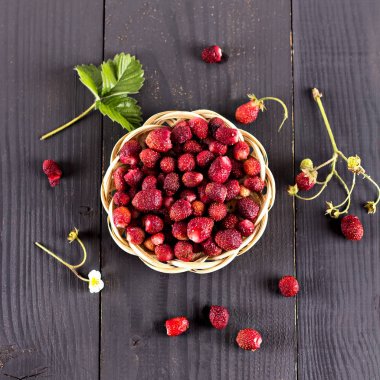 Karanlık bir arka plan üzerinde yaban çileği çilek.