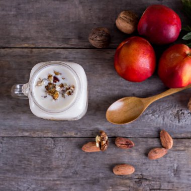 Granola doğal yoğurt, şeftali ve fındık ile