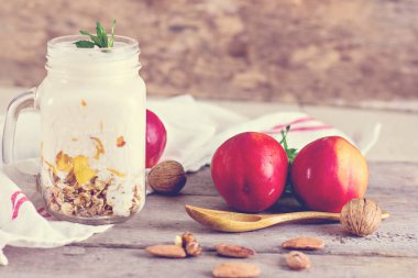 Granola doğal yoğurt, şeftali ve fındık ile