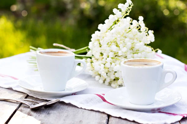 Espresso und Maiglöckchen — Stockfoto