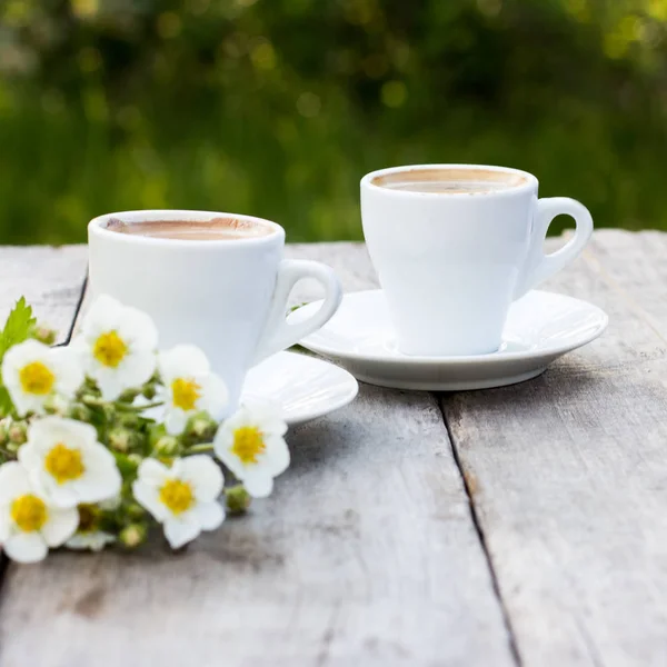 Espresso a jarní květiny — Stock fotografie