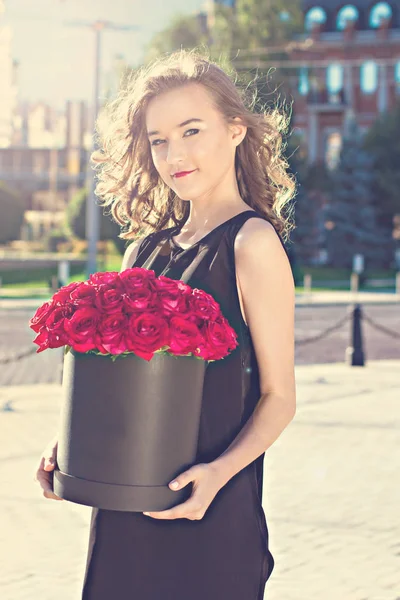 A bouquet of red roses in a box — Stock Photo, Image