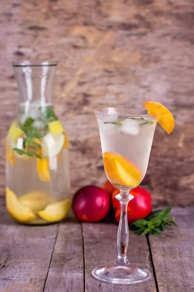 Bebida de verano con limón y melocotón — Foto de Stock