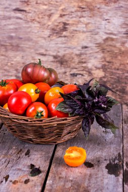 Bir keçi ve mor fesleğen taze domates