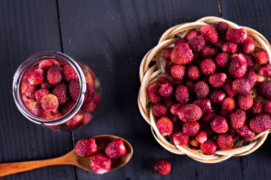 Karanlık bir arka plan üzerinde yaban çileği çilek.