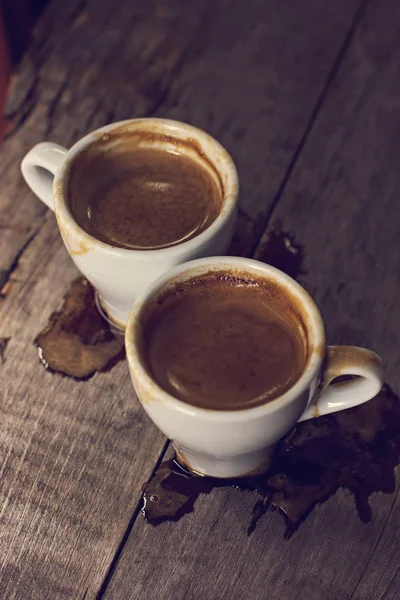 Espresso zwei Tassen auf alten Platten — Stockfoto