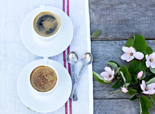 Café expresso e flores de primavera — Fotografia de Stock