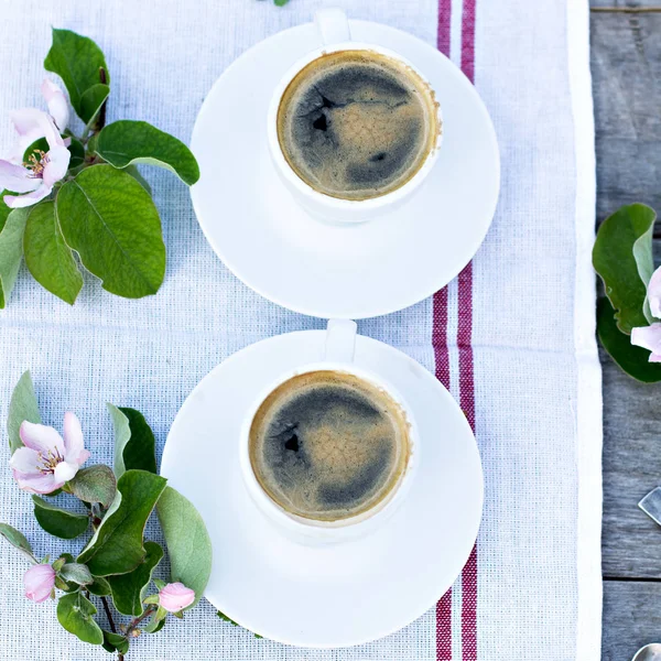 Café expresso e flores de primavera — Fotografia de Stock