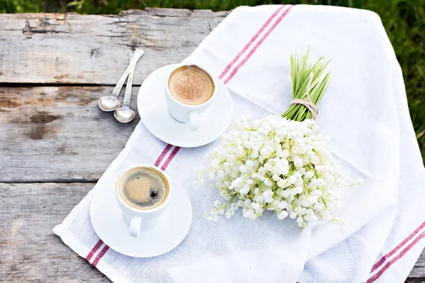 Café expresso e lírio do vale — Fotografia de Stock