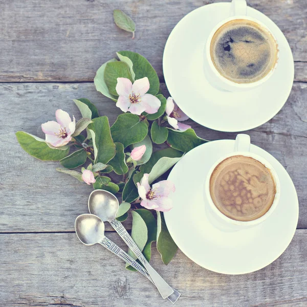 Espresso a jarní květiny — Stock fotografie