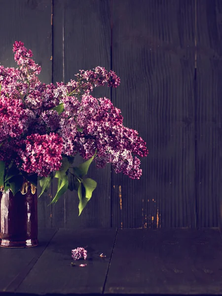 Lila bloemen op een donkere houten achtergrond — Stockfoto
