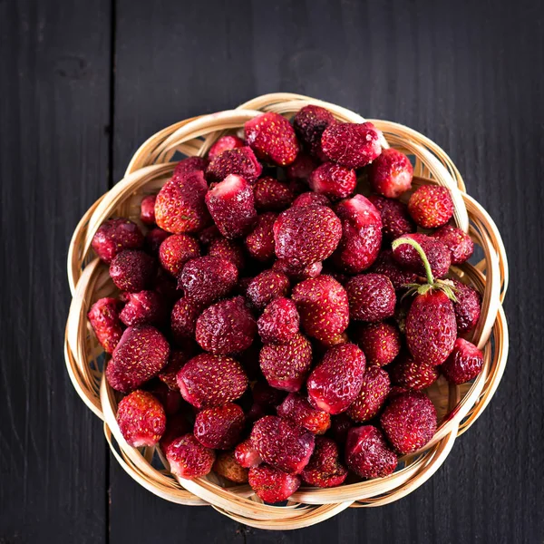 Karanlık bir arka plan üzerinde yaban çileği çilek.