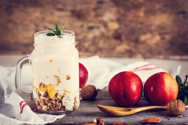 Granola doğal yoğurt, şeftali ve fındık ile