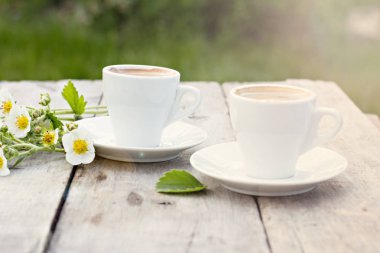 espresso ve bahar çiçekleri