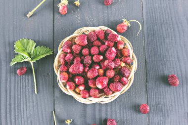 Ahşap arka plan üzerinde taze kırmızı Yaban çilekleri.