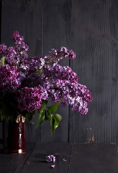 Сирень цветы на темном деревянном фоне — стоковое фото