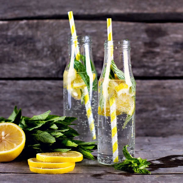 나무 테이블에 민트와 레몬 물 병. — 스톡 사진