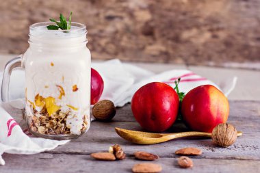 Granola doğal yoğurt, şeftali ve fındık ile