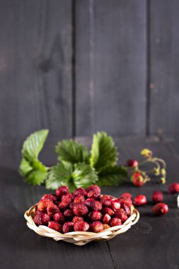 Ahşap arka plan üzerinde taze kırmızı Yaban çilekleri.