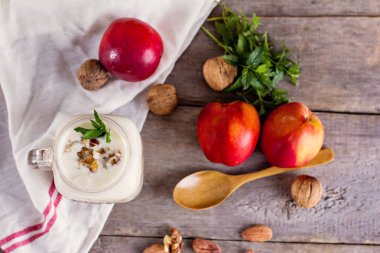 Granola doğal yoğurt, şeftali ve fındık ile