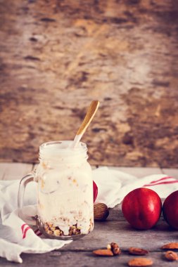 Granola doğal yoğurt, şeftali ve fındık ile