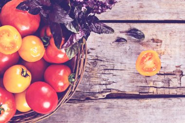 Bir keçi ve mor fesleğen taze domates