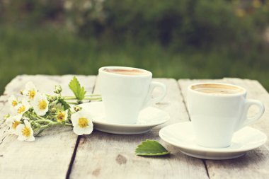 espresso ve bahar çiçekleri