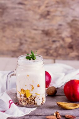 Granola doğal yoğurt, şeftali ve fındık ile