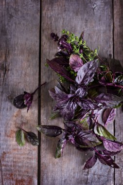 eski bir ahşap zemin üzerine mor fesleğen