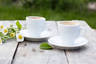 espresso ve bahar çiçekleri