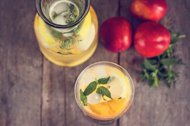 limon ve şeftali yaz içeceği