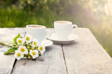 espresso ve bahar çiçekleri
