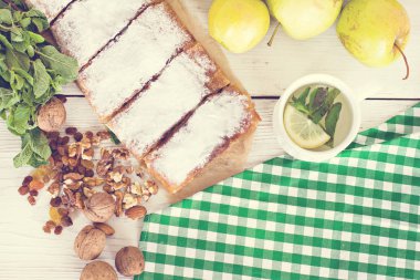 Elma ve fındık ile Strudel.