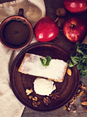 Elma ve fındık ile Strudel.